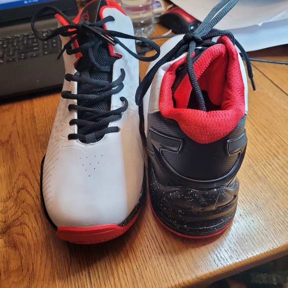 Man's Sneskers - Picture 7 of 10